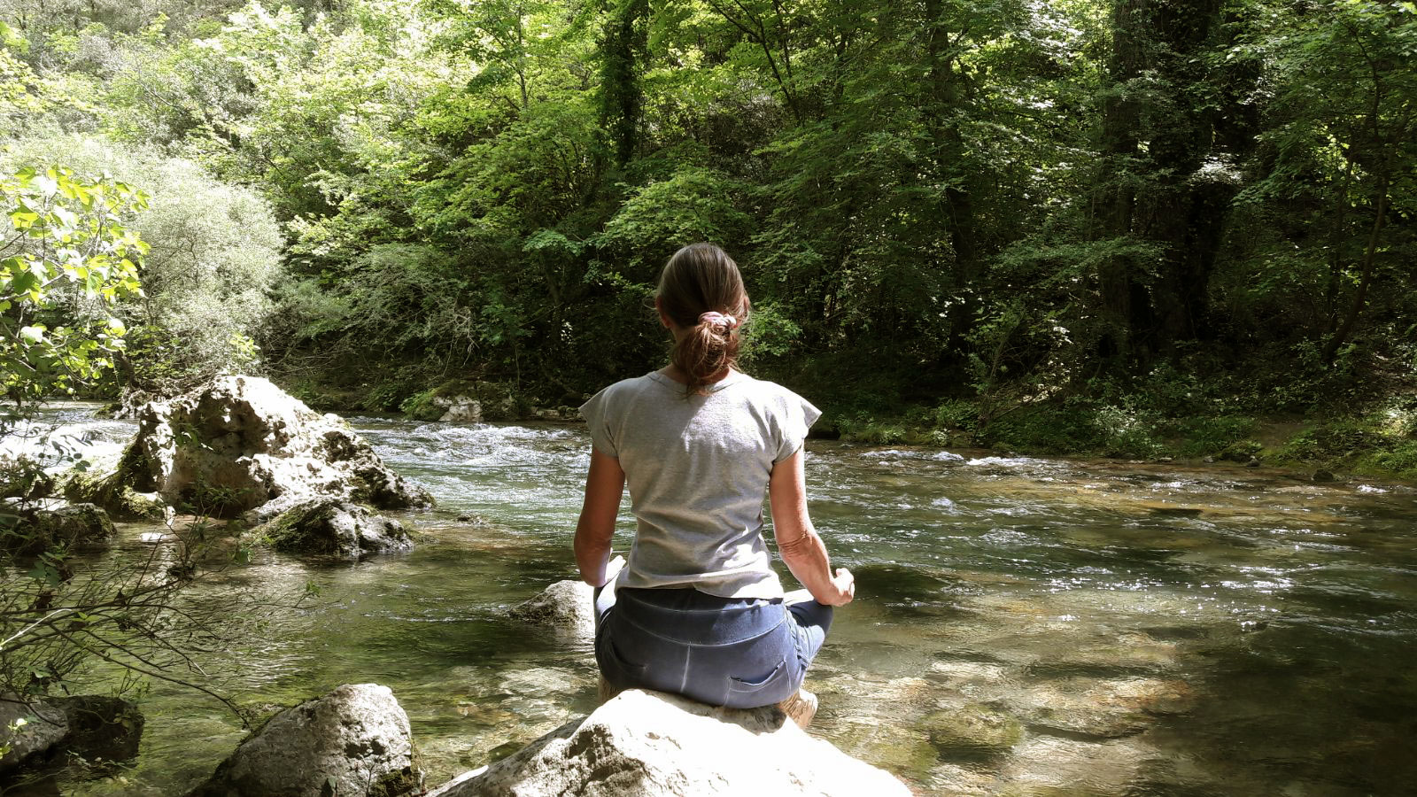 meditation au bord de la rivière Siagne